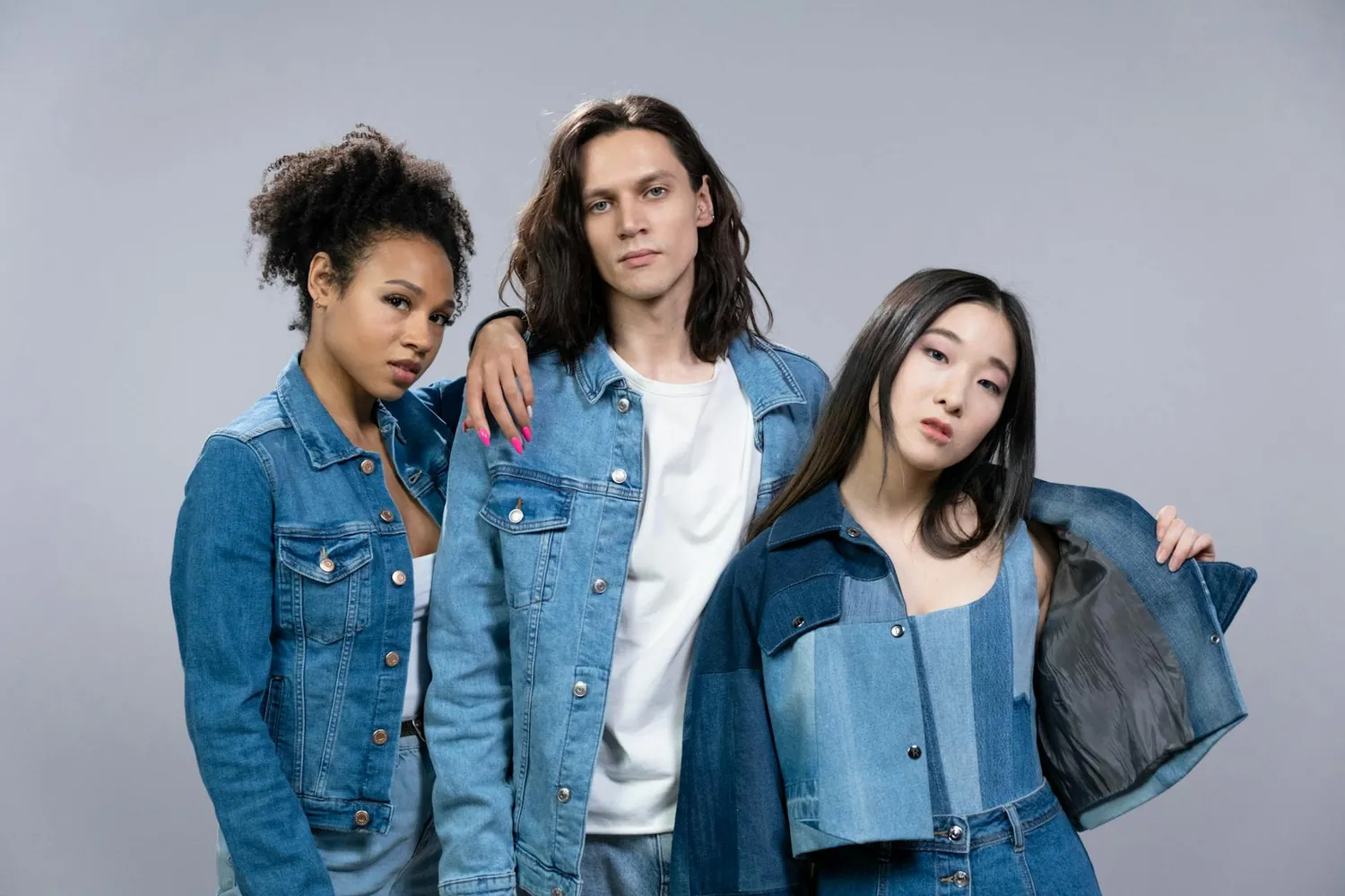 Nostalgic Trends: How 90s Denim Shapes Modern Wardrobes