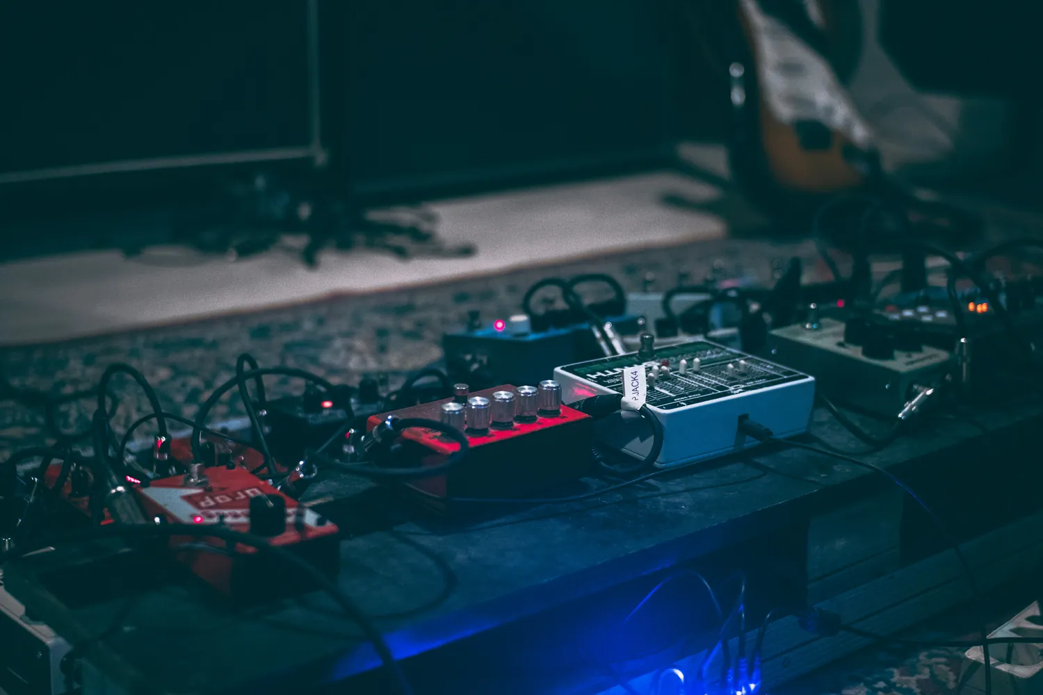 Analyzing Benefits of Live Instrumentation Compared to Digital Music Tools